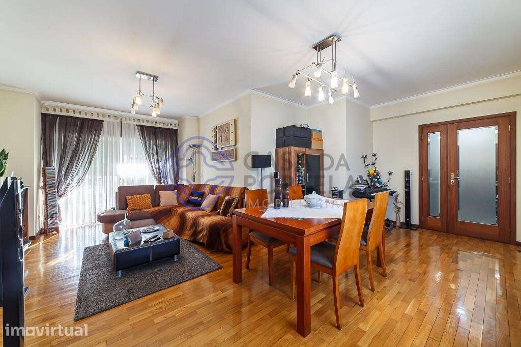 Espaçoso Apartamento T2 com Varanda e Garagem em Gondomar | Rua 25 de