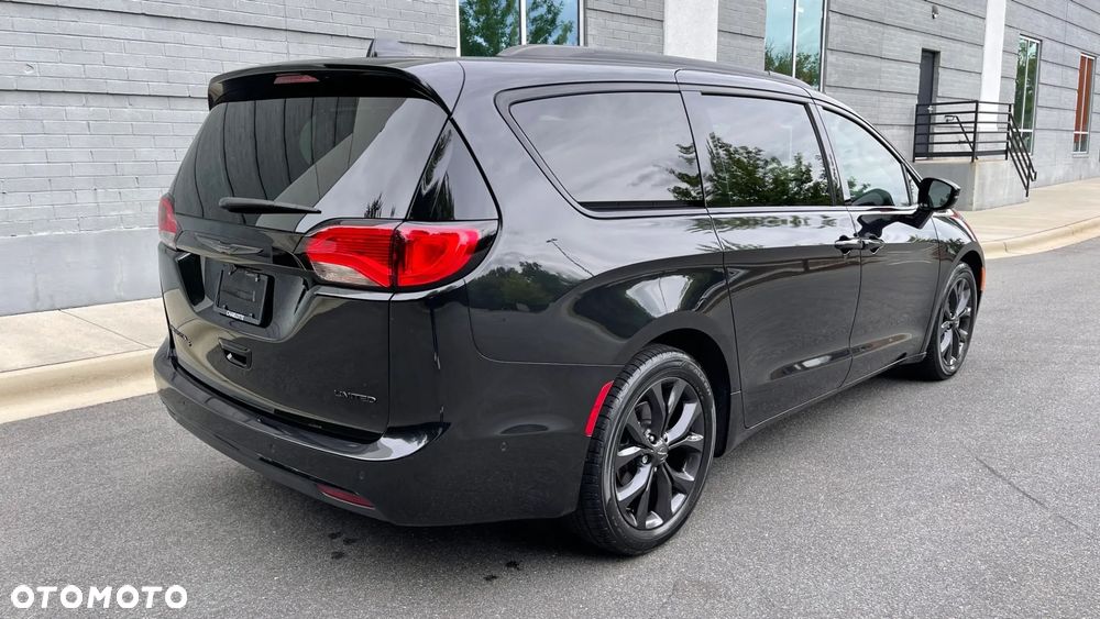 Chrysler Pacifica - 4
