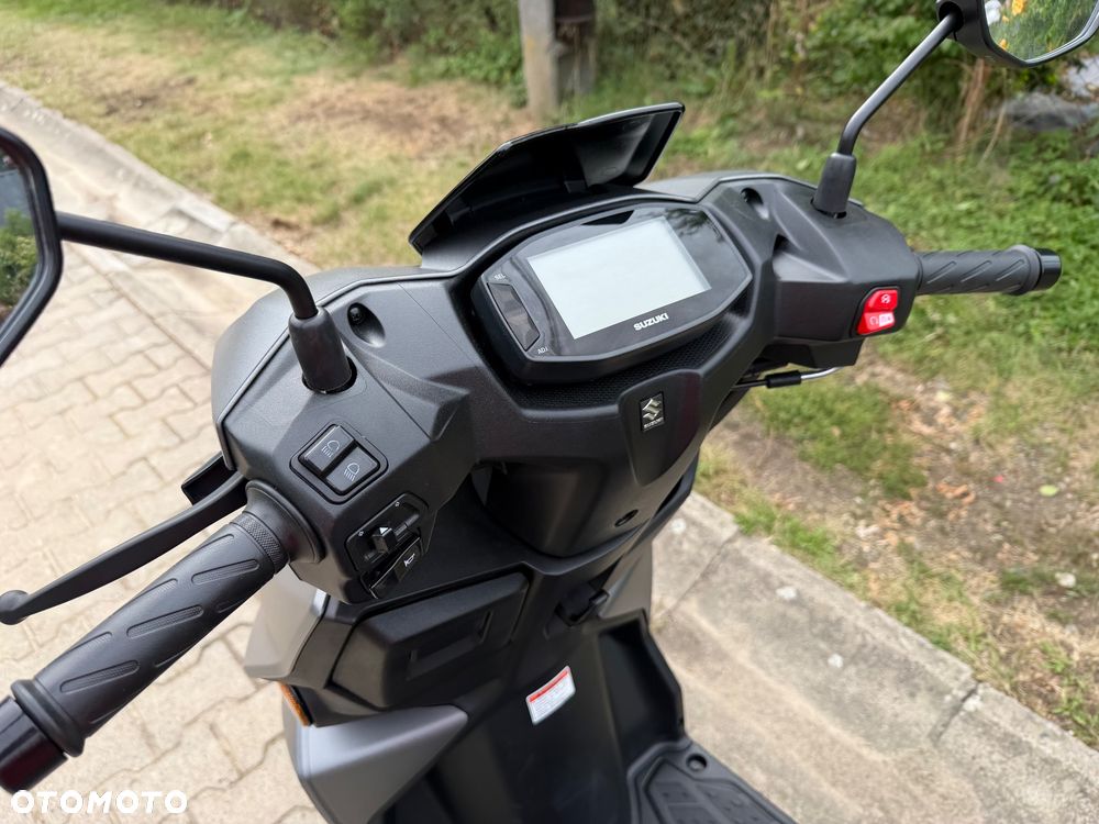 Suzuki Avenis - 12