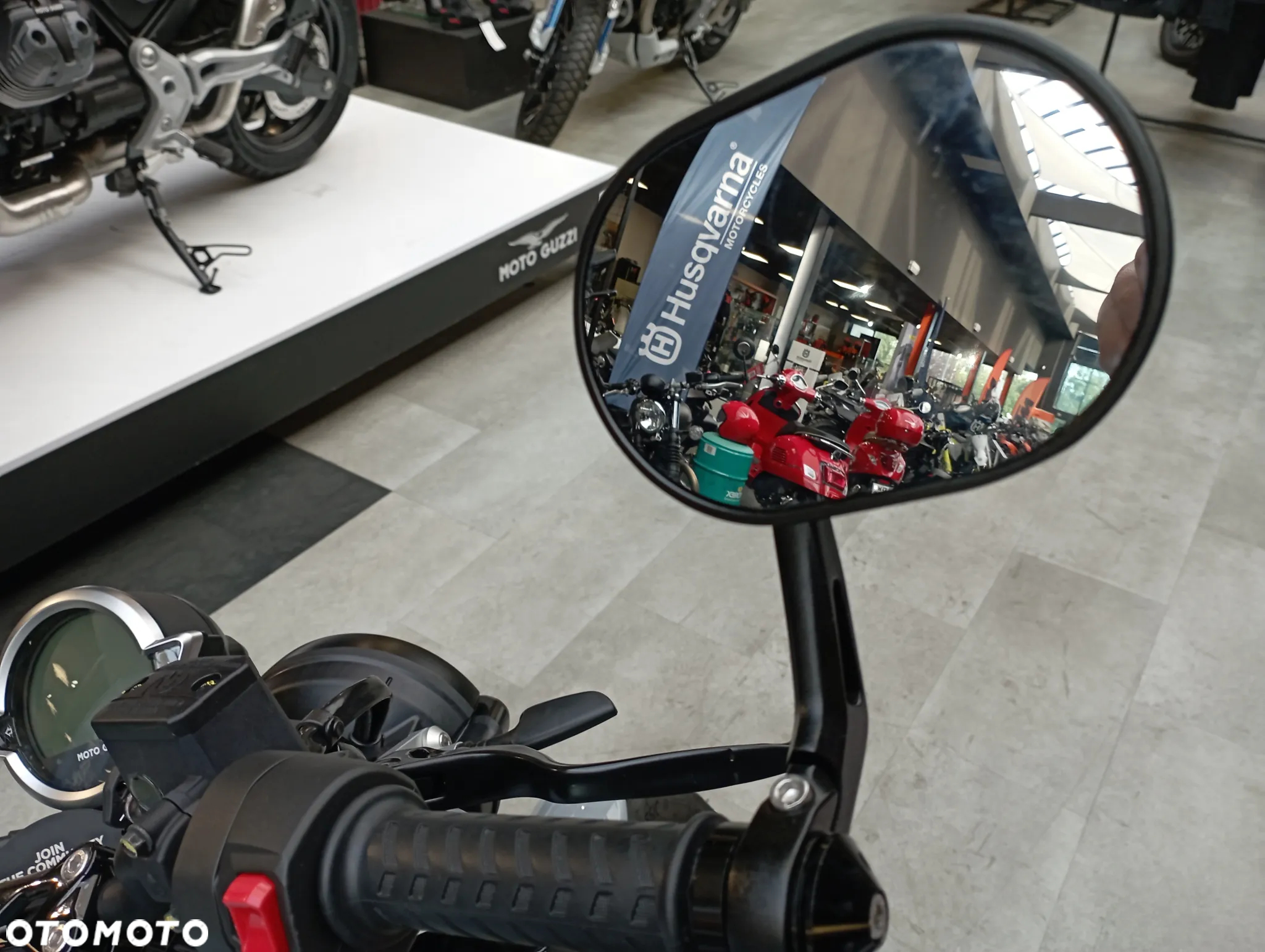Moto Guzzi V7 - 12