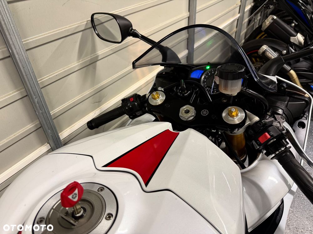Yamaha R1 - 11
