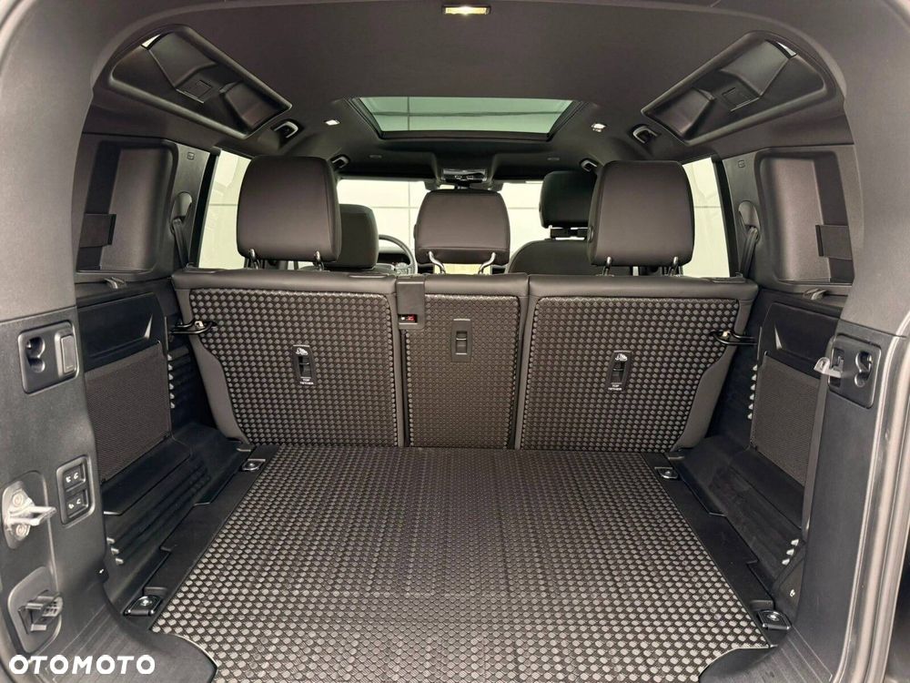Land Rover Defender - 25