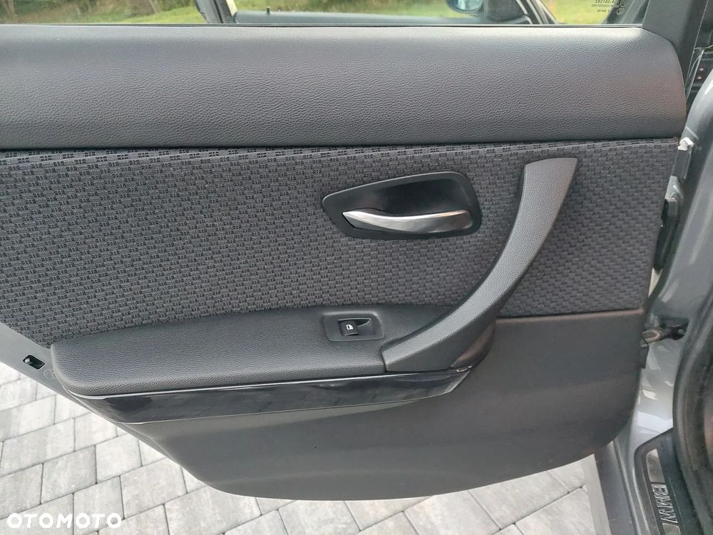 BMW Seria 3 320d xDrive DPF - 24