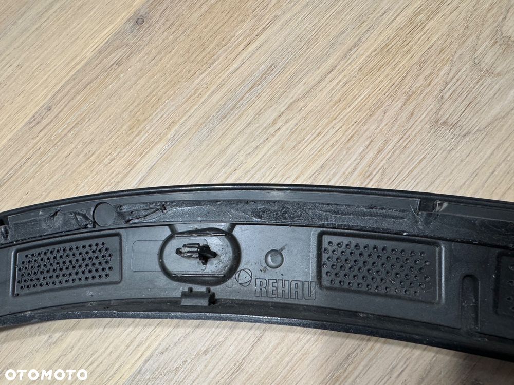 Rehau 980264 listwa błotnika przedniego prawego Mercedes AMG - 4