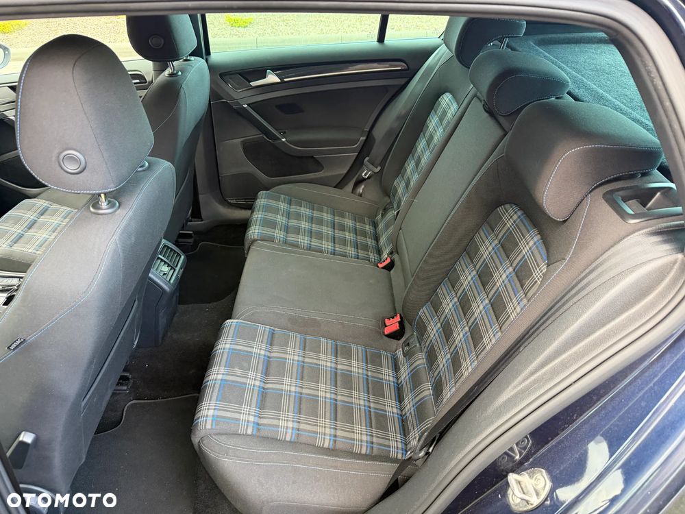 Volkswagen Golf - 22