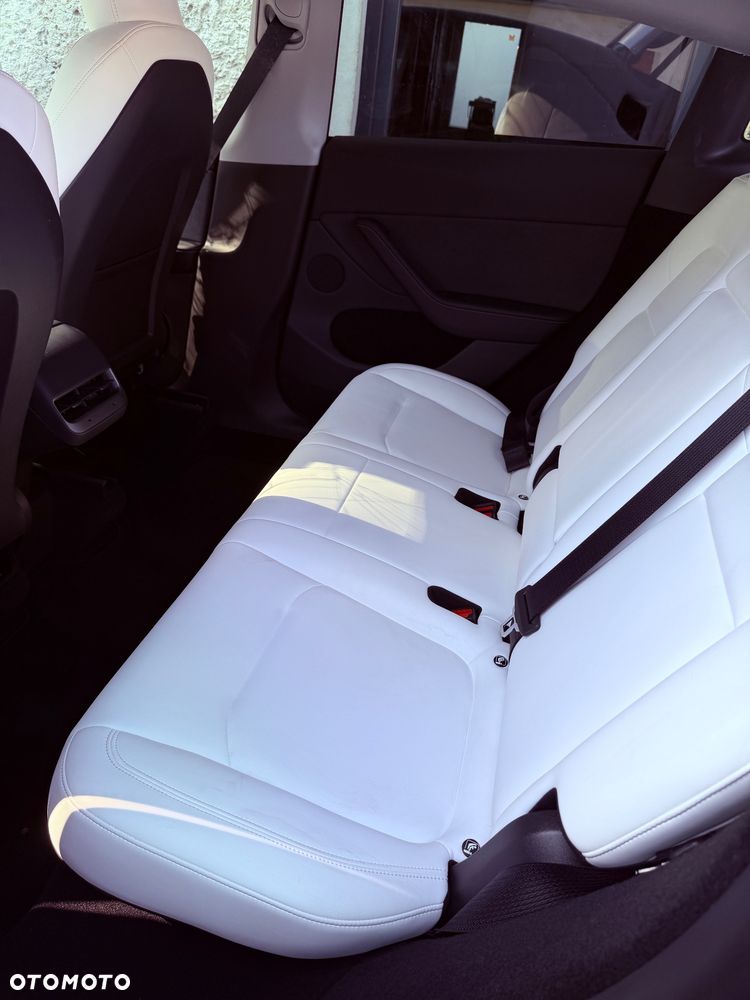 Tesla Model Y Long Range AWD - 15