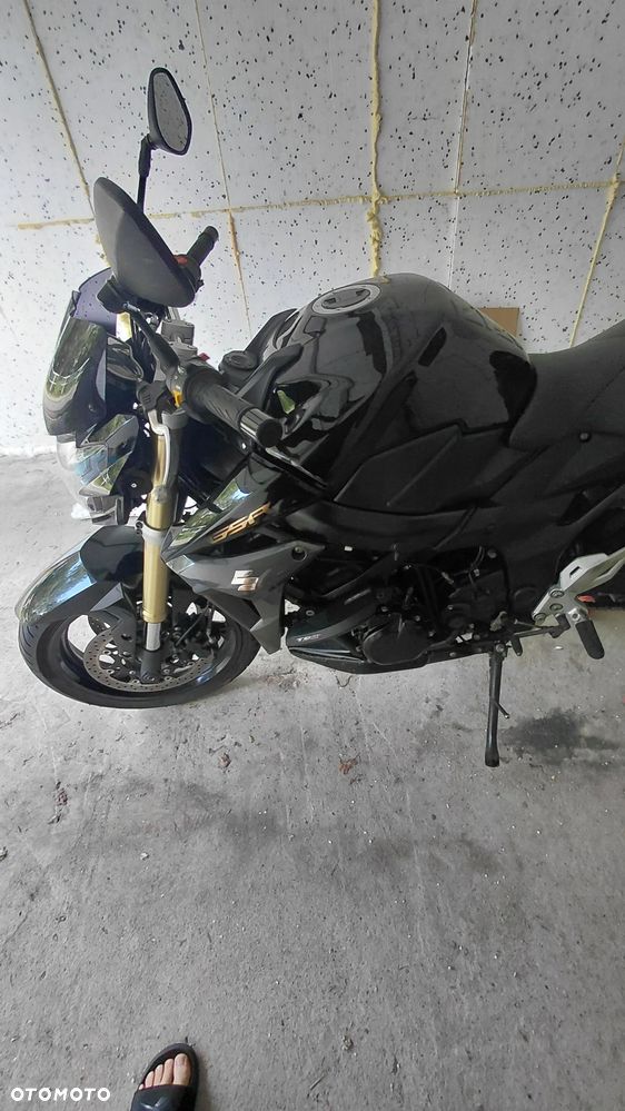 Suzuki GSR - 17