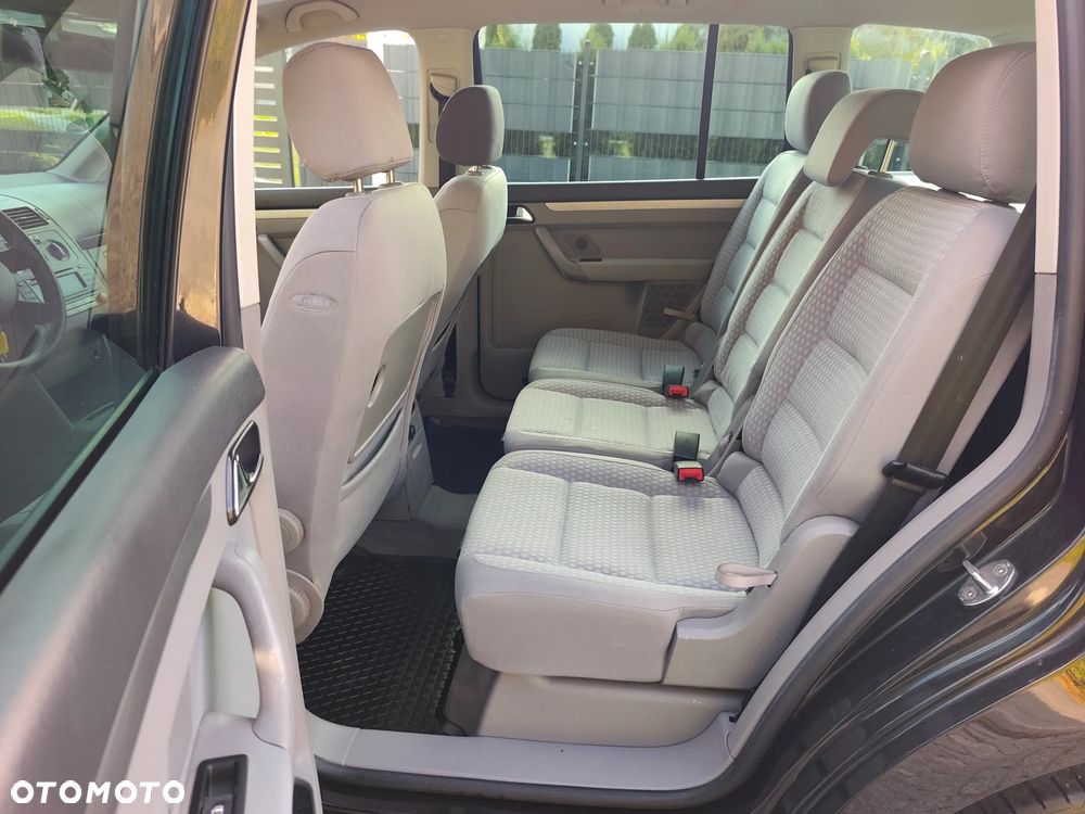Volkswagen Touran - 8