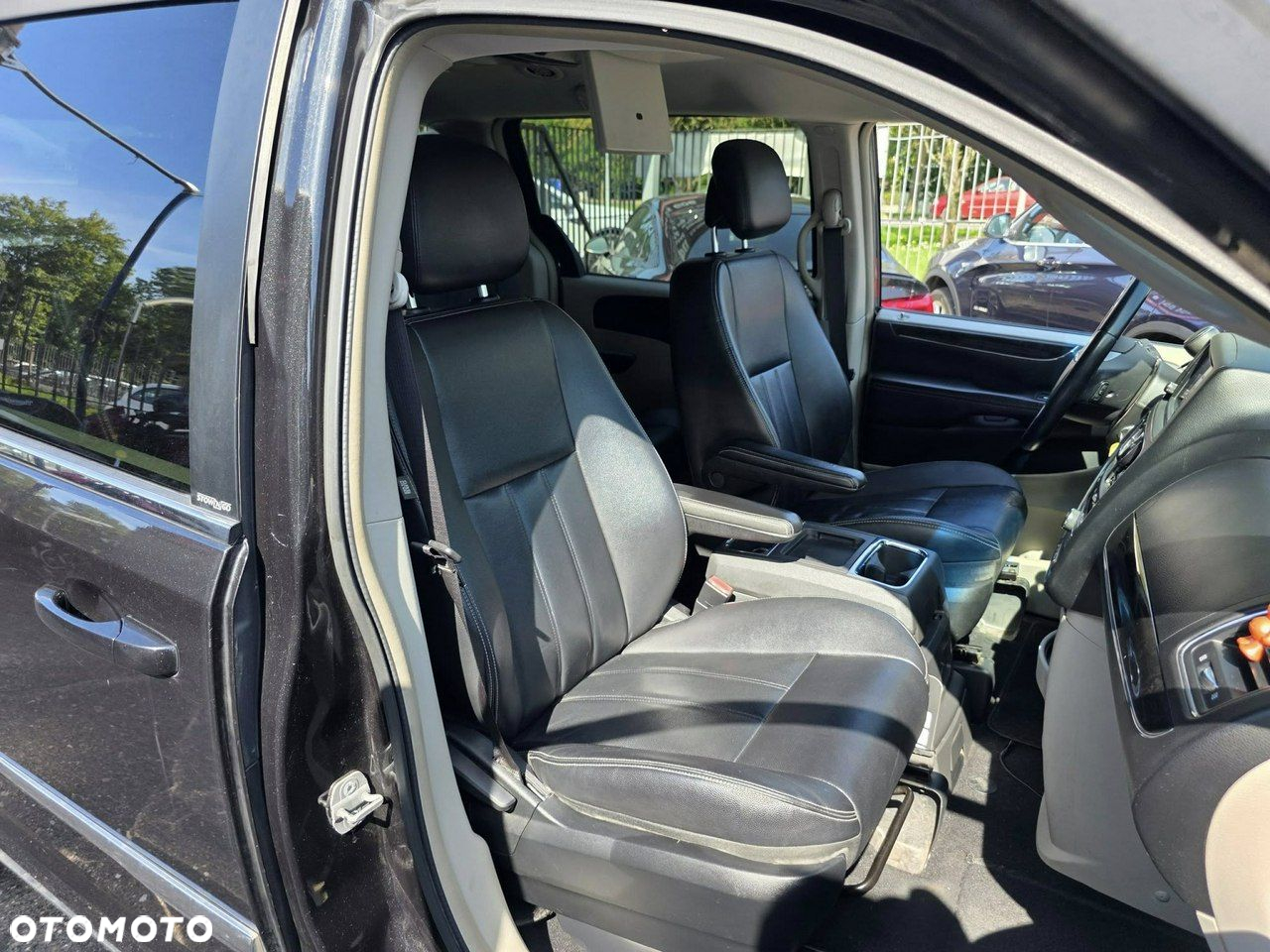 Chrysler Town & Country - 23