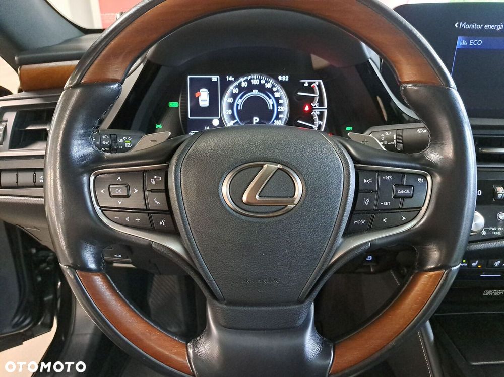 Lexus ES 300h Prestige - 36