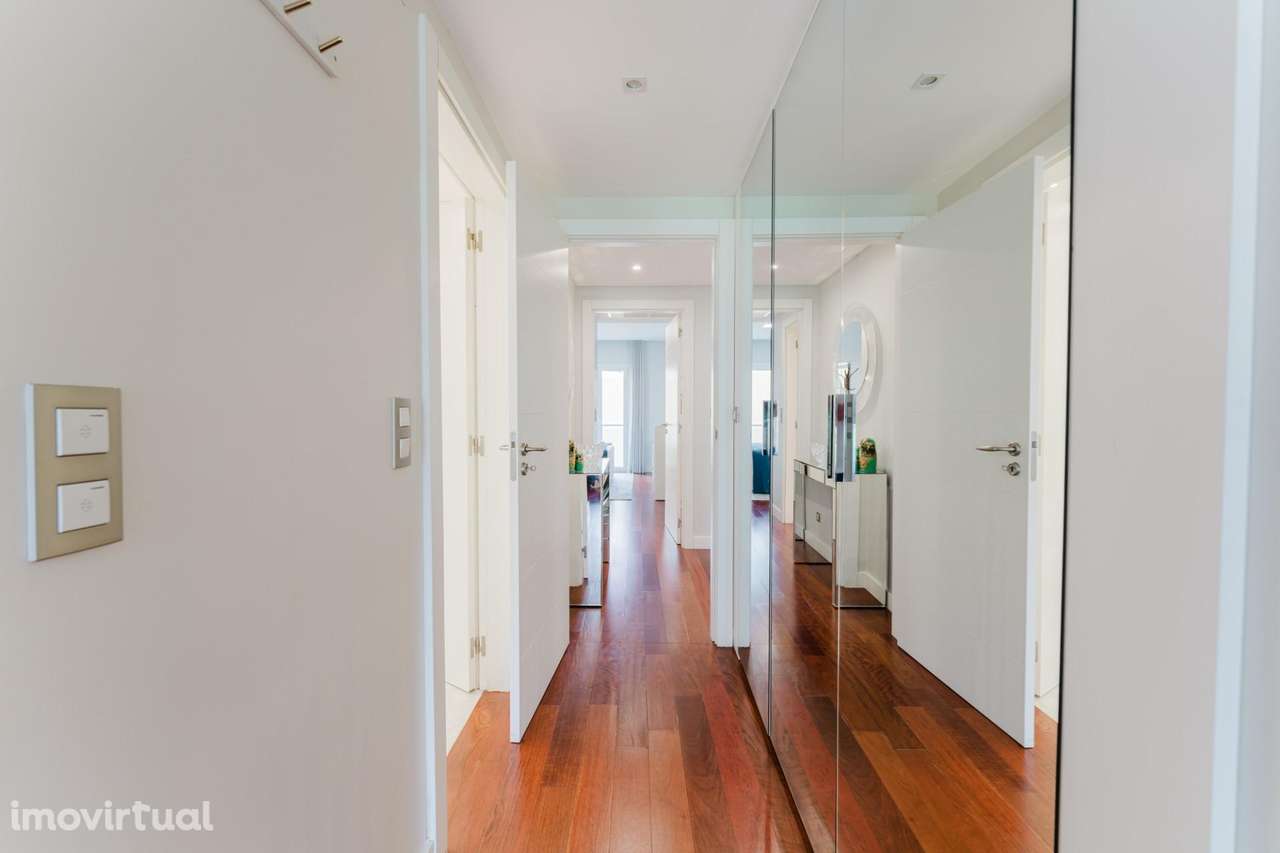 Apartamento T4 | Avenida Marquês de Tomar, Lisboa — Três... - Grande imagem: 5/29