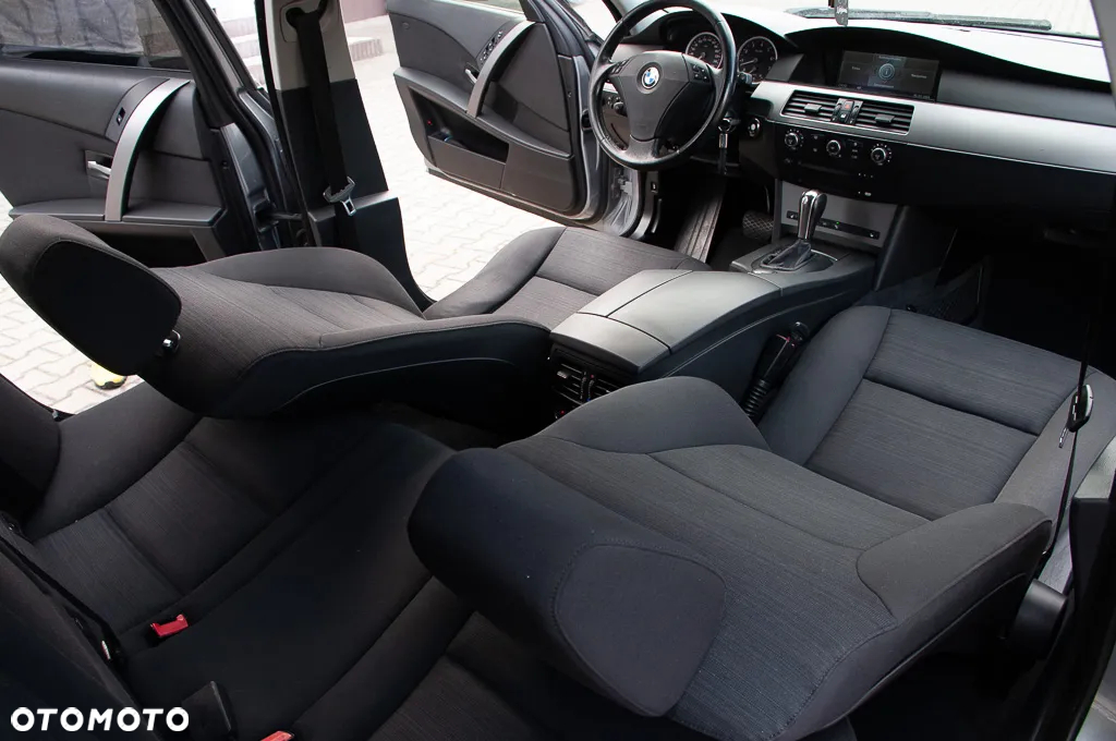 BMW Seria 5 525i Touring - 26
