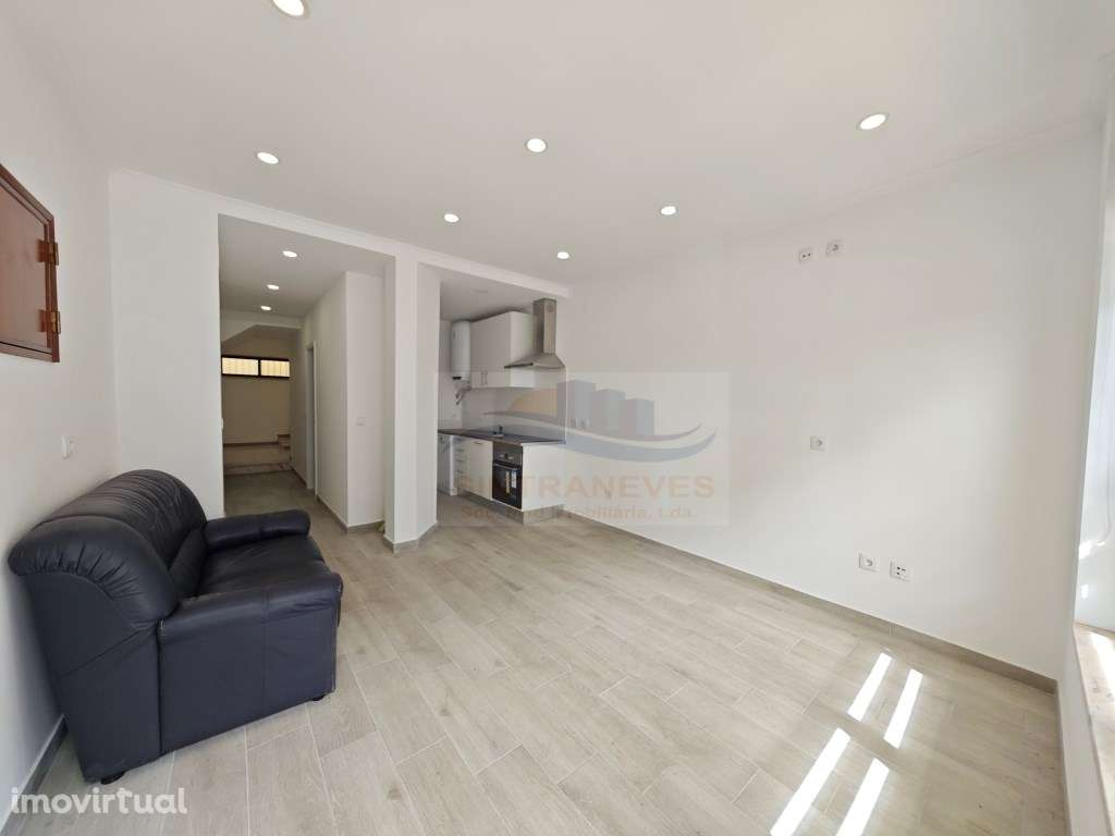 Loja transformada em apartamento T1 com garagem e armazém - Amadora - Grande imagem: 2/17