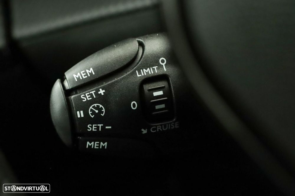 Peugeot e-2008 54 kWh Allure - 18