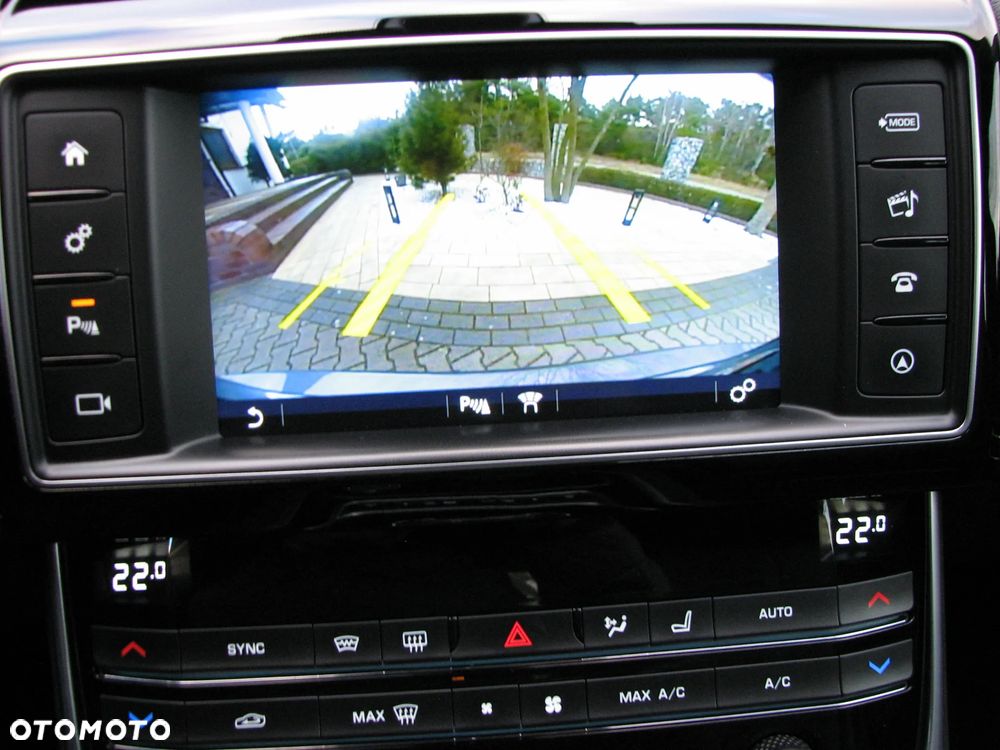 Jaguar XE D180 R-Dynamic S - 27