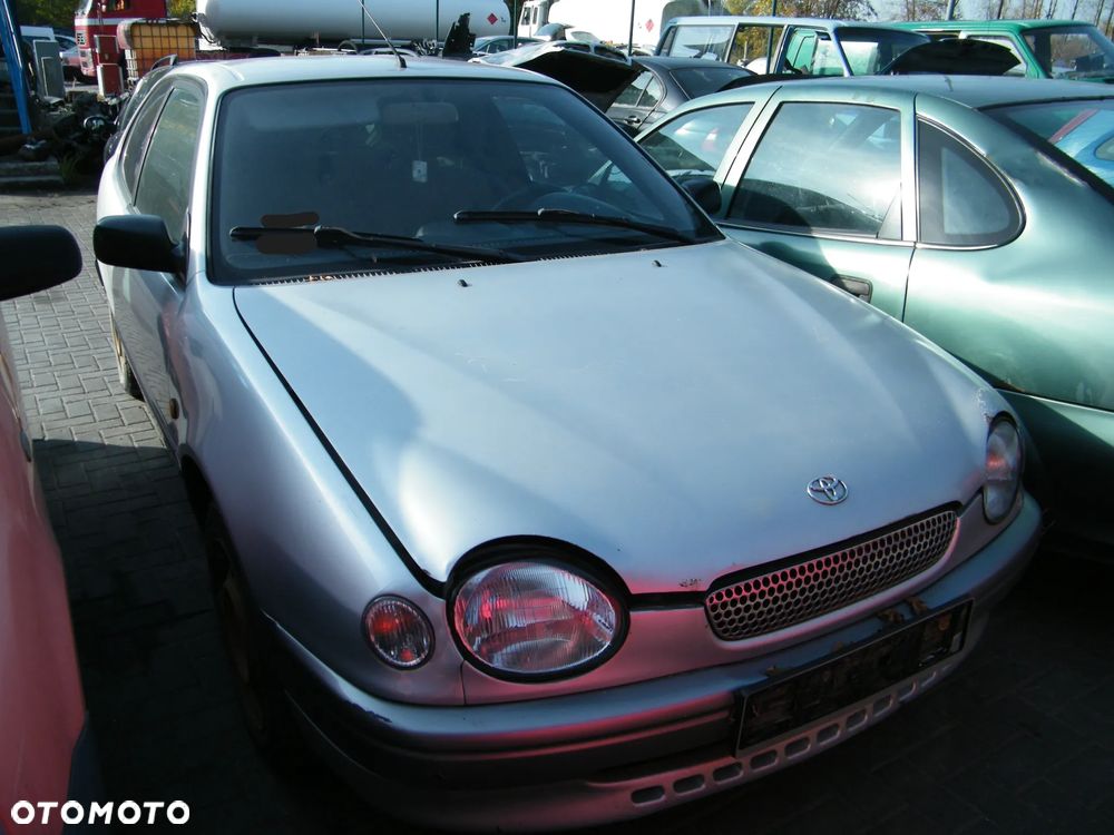 Toyota Corolla VIIII E11 (97-99r.) 1.3B 85KM.Silnik 4E-FE Skrzynia C150 Lakier 199. Cały na części GWARANCJA !!!!  Przód Tył Zestaw Komplet Drzwi Klapa Zderzak Błotnik Maska Grill Atrapa Szyba Pas Lampa Lusterko Boczki Fotel Kanapa Kokpit Deska Rozdzielcza Przełącznik Włącznik Sterownik Przewody Wiązka Instalacja Moduł Komputer Czujnik Listwa Pompa Alternator Wtryski Głowica Rozrusznik Kompresor Sprzęgło Dwumas Silnik Skrzynia ABS Klimatyzacji Paliwa Wspomagania Kolektor Turbina Przepustnica Zawór Chłodnica Koło Hak Belka Sanki Zawieszenie Mcpherson Półoś Amortyzator Wydech Tłumik Zacisk Most - 2