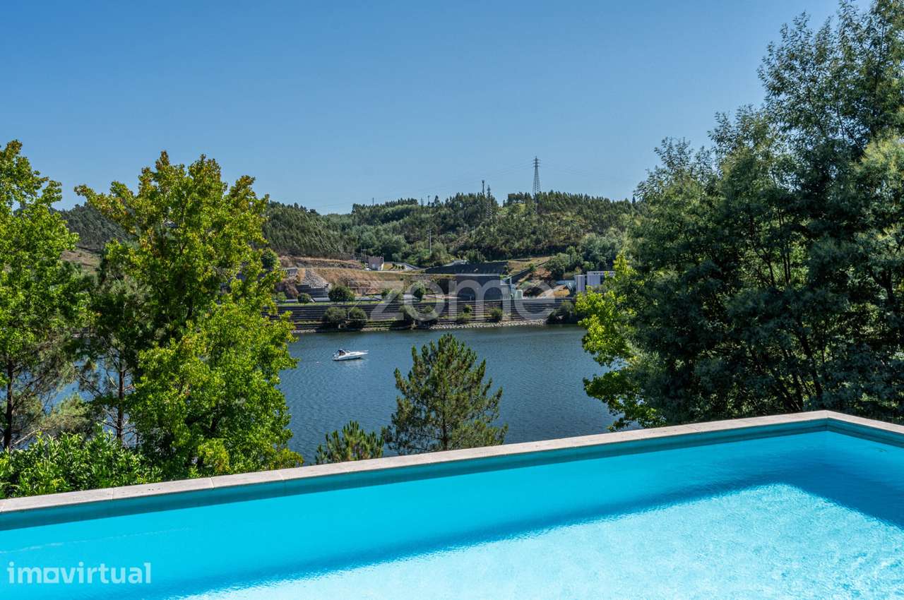 Moradia T3 | 3 Suítes e Piscina com Vista Rio