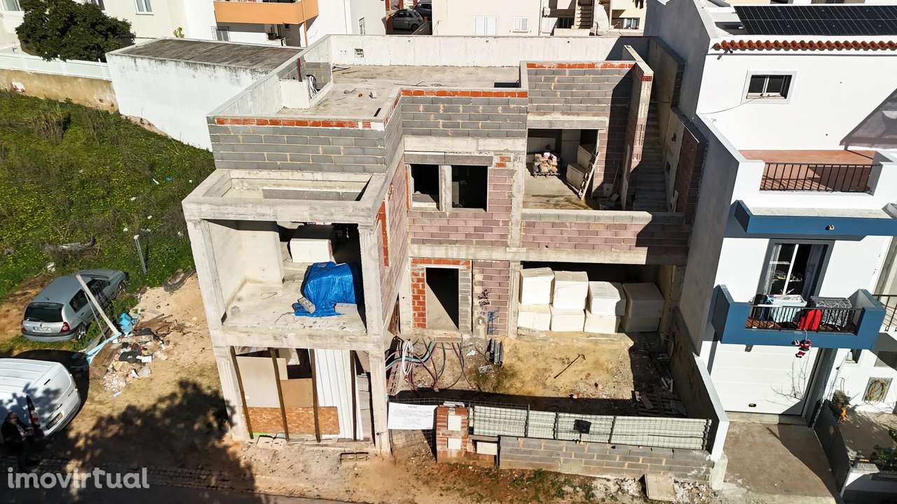 Terreno com Moradia T3+1 em Construção em Portimão - Grande imagem: 5/26