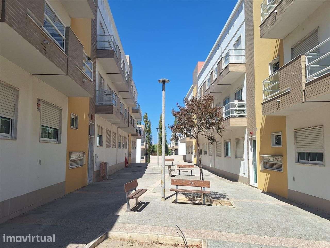 Duplex T3 em Palhais, com 2 lugares de garagem - Grande imagem: 3/8
