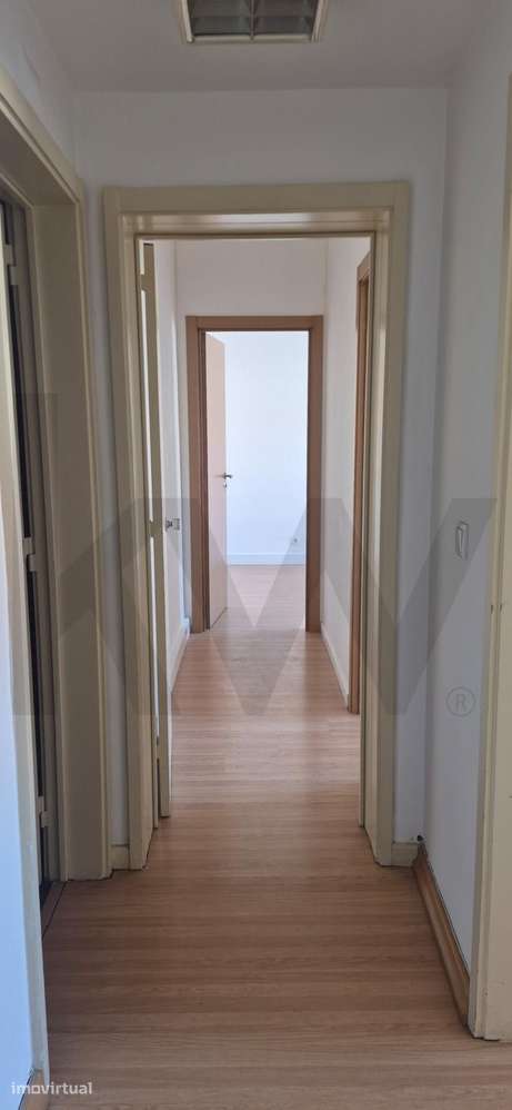Escritório com 3 salas e hall de entrada grande para arrendar no Nº30 - Grande imagem: 2/17
