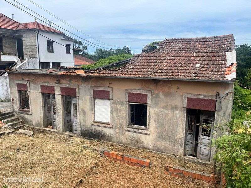 3 moradias em ruina inseridas num terreno de cderca de 500m2 com poço - Grande imagem: 2/10