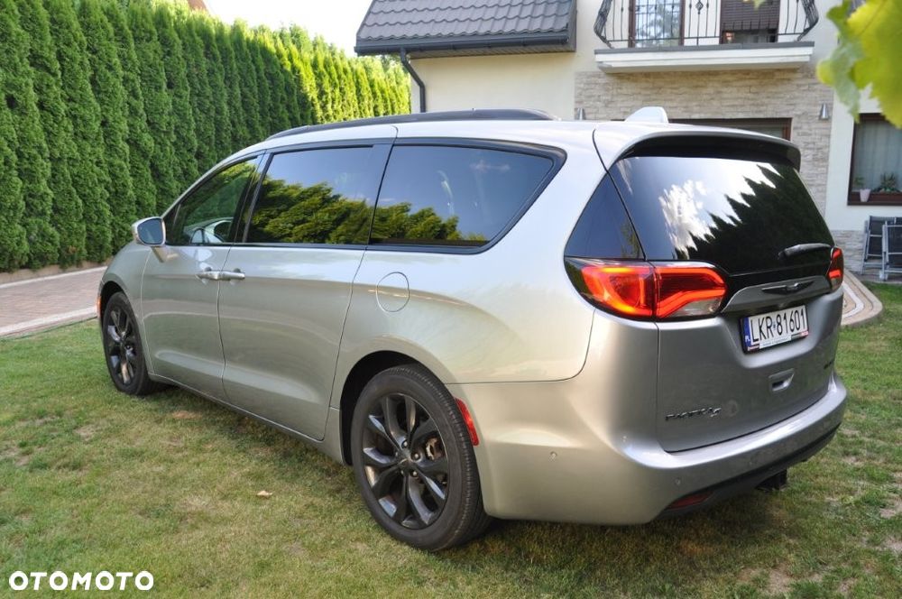 Chrysler Pacifica - 4