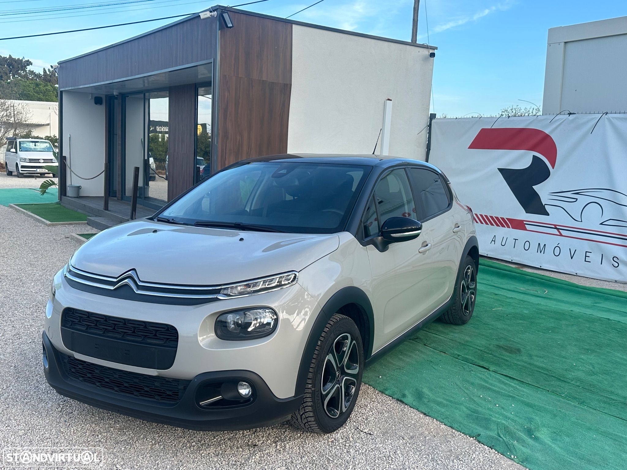 Citroën C3 1.2 PureTech Shine - 1