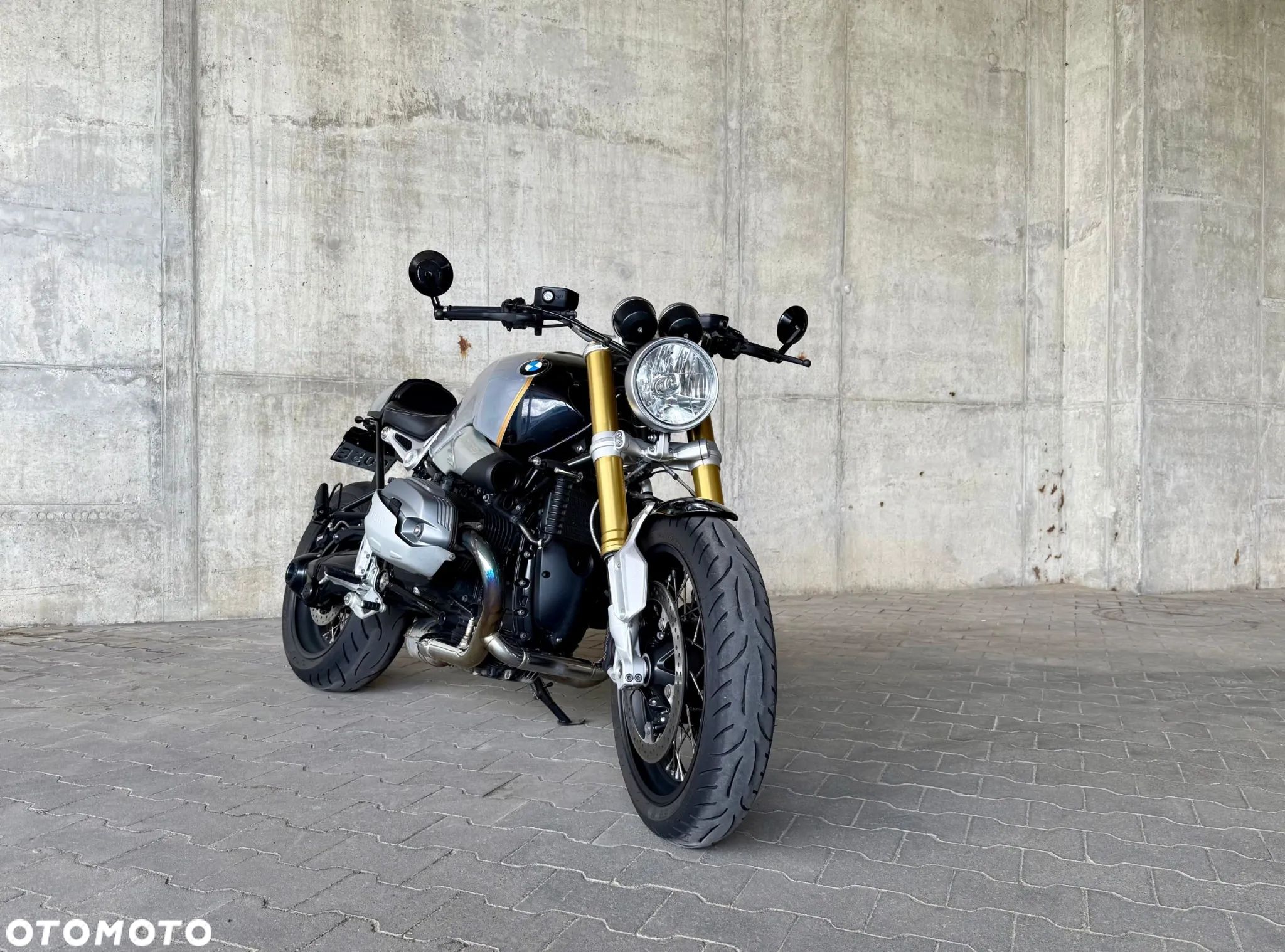 BMW R - 1