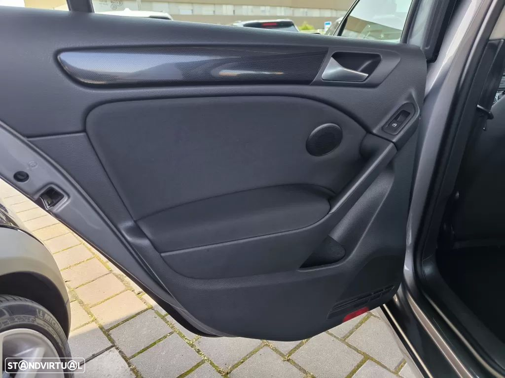 VW Golf 1.6 TDi Confortline DSG - 52
