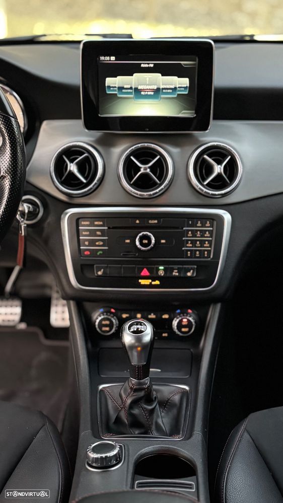 Mercedes-Benz CLA 200 d Shooting Brake AMG Line - 12