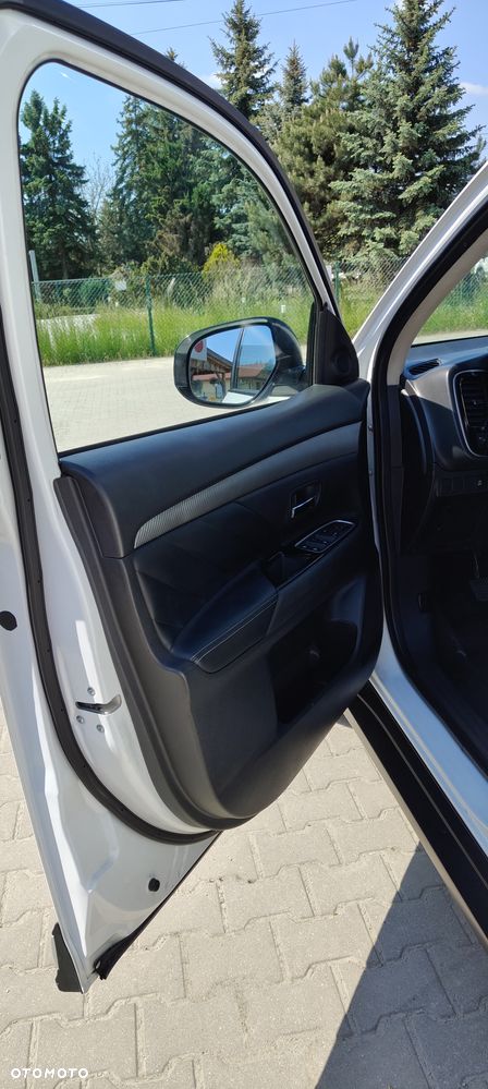 Mitsubishi Outlander 2.0 Invite + 2WD - 7