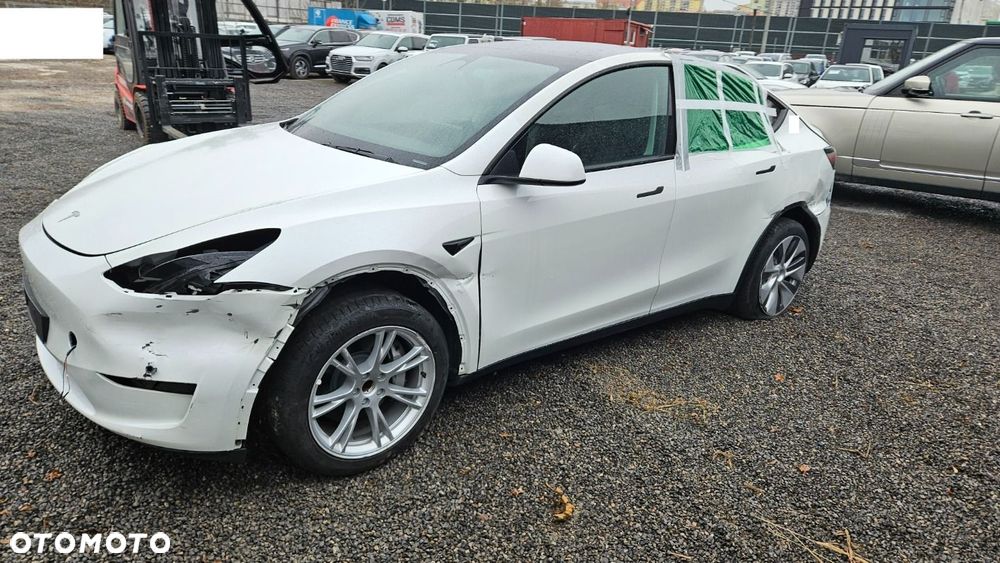Tesla Model Y - 21