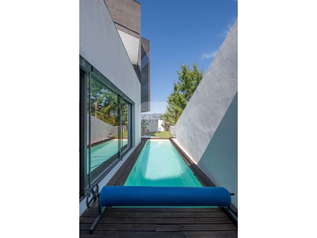 Moradia Seminova com 4 Suítes, Terraço, Jardim e Piscina - Grande imagem: 3/6