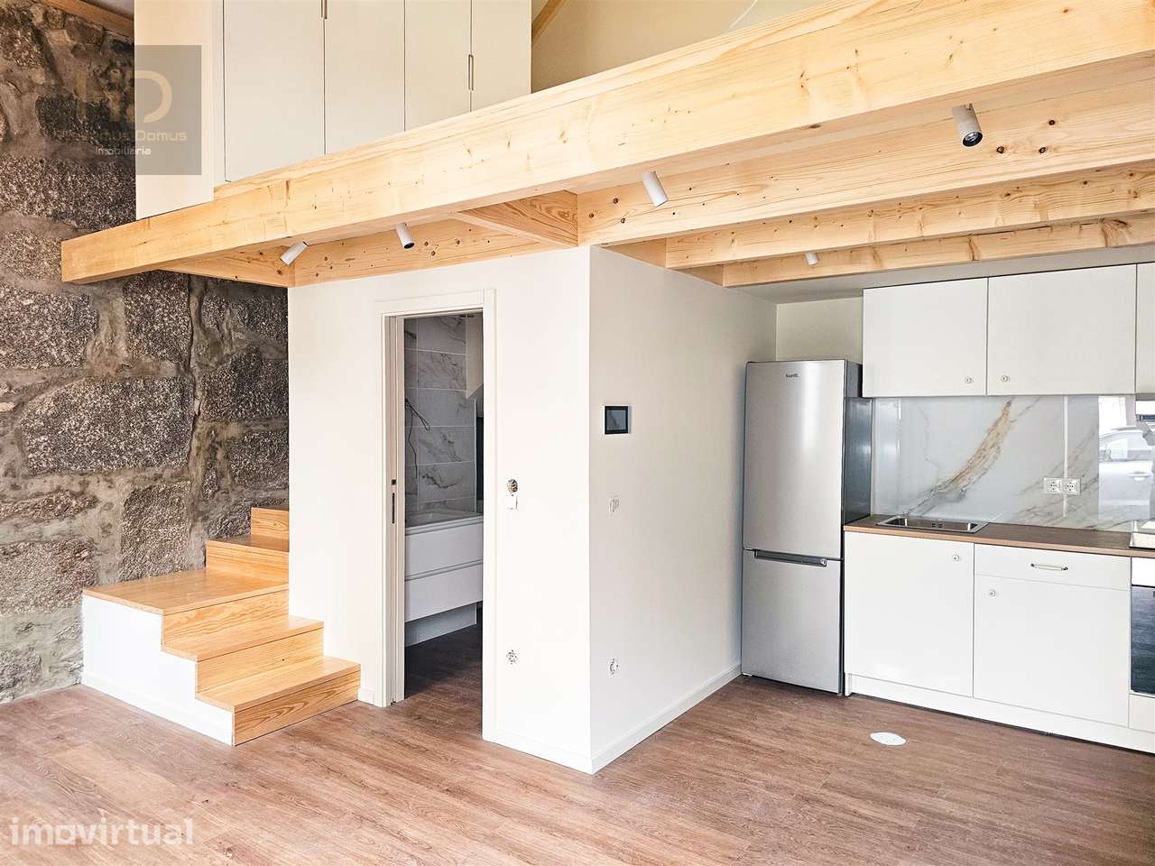 2 Moradias remodeladas T1 com Mezanine no centro de Gaia - Grande imagem: 3/17
