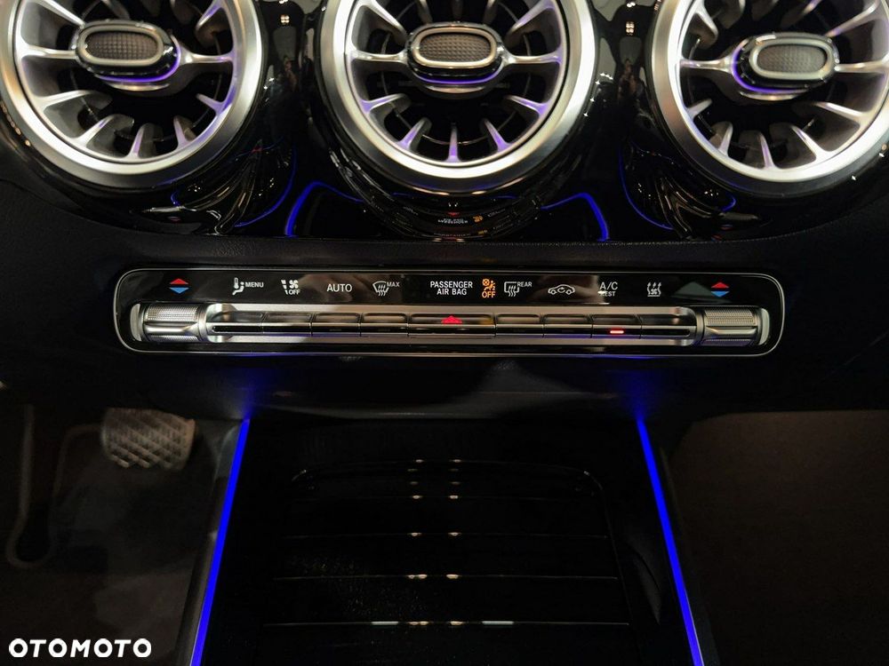 Mercedes-Benz GLA - 33