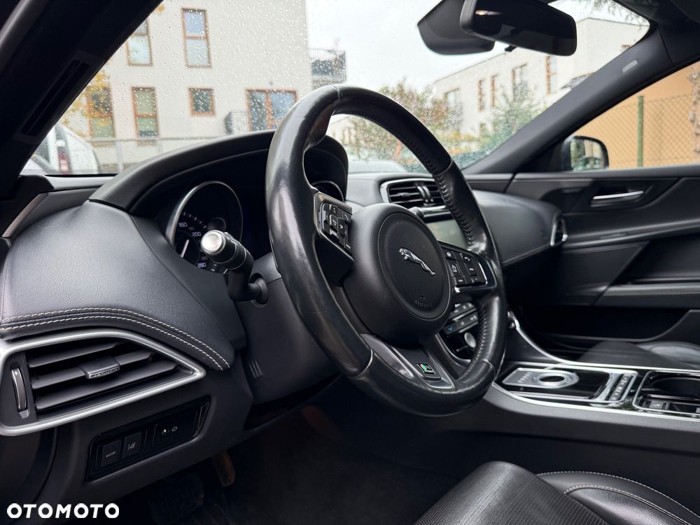 Jaguar XE - 12