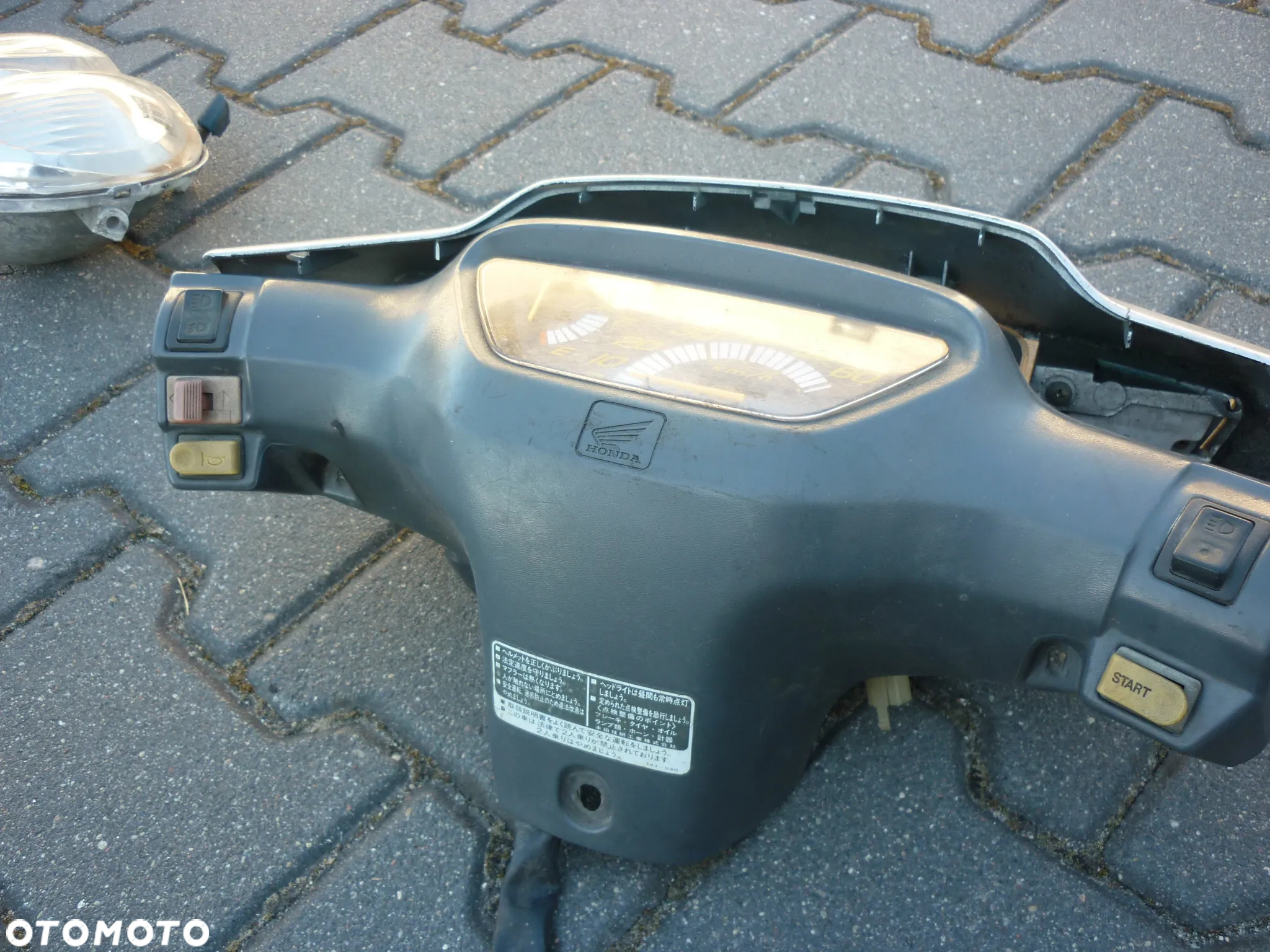 Licznik lampa owiewka Honda Vision 50  2T - 17