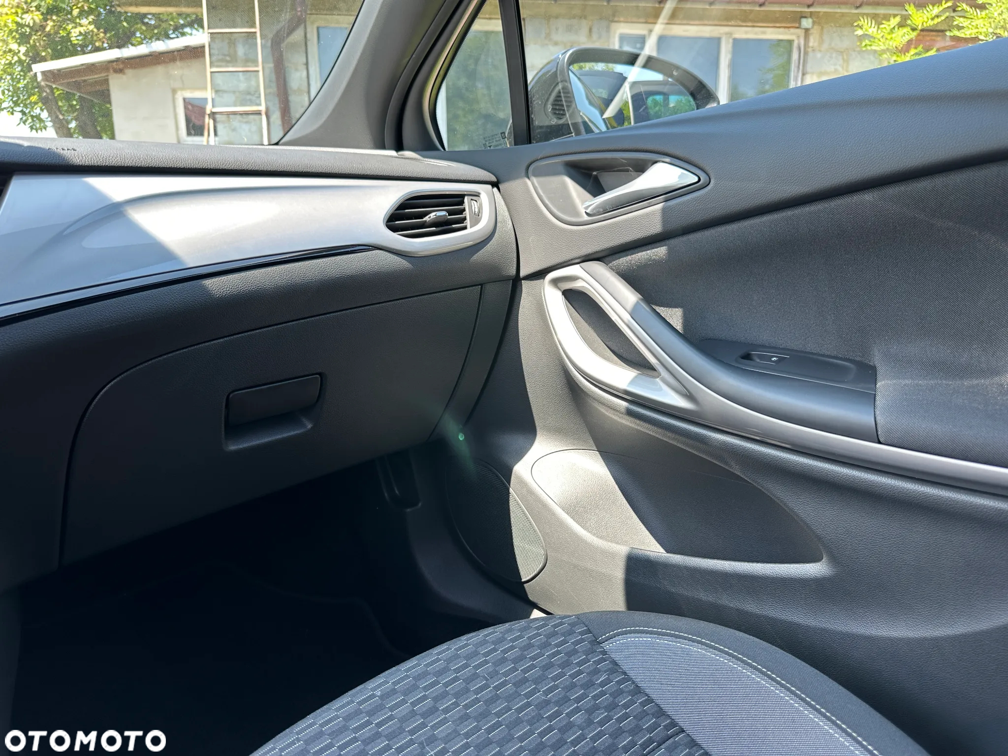 Opel Astra 1.2 Turbo Business Elegance - 32
