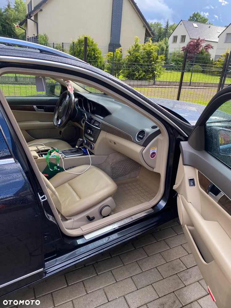 Mercedes-Benz C-Class 2011 photo 2