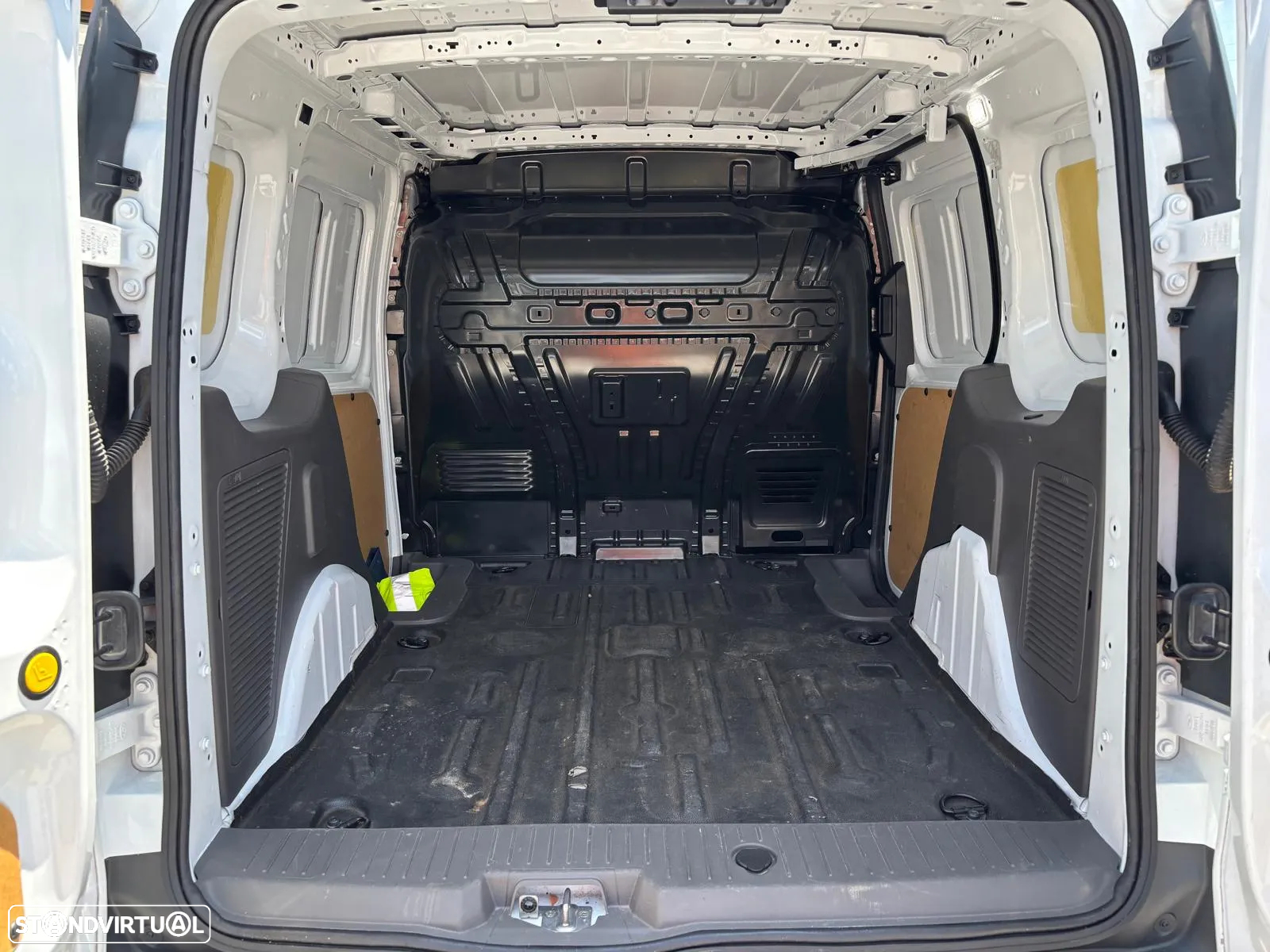 Ford 1.5 TDCi 220 L1 Active - 12
