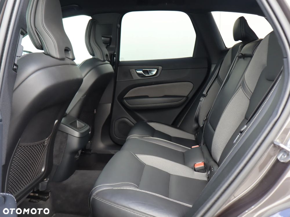 Volvo XC 60 B5 B AWD Plus Dark - 16