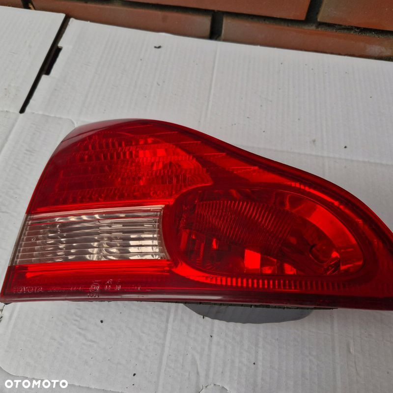AVENSIS VERSO LAMPA TYLNA LEWA W KLAPĘ - 5