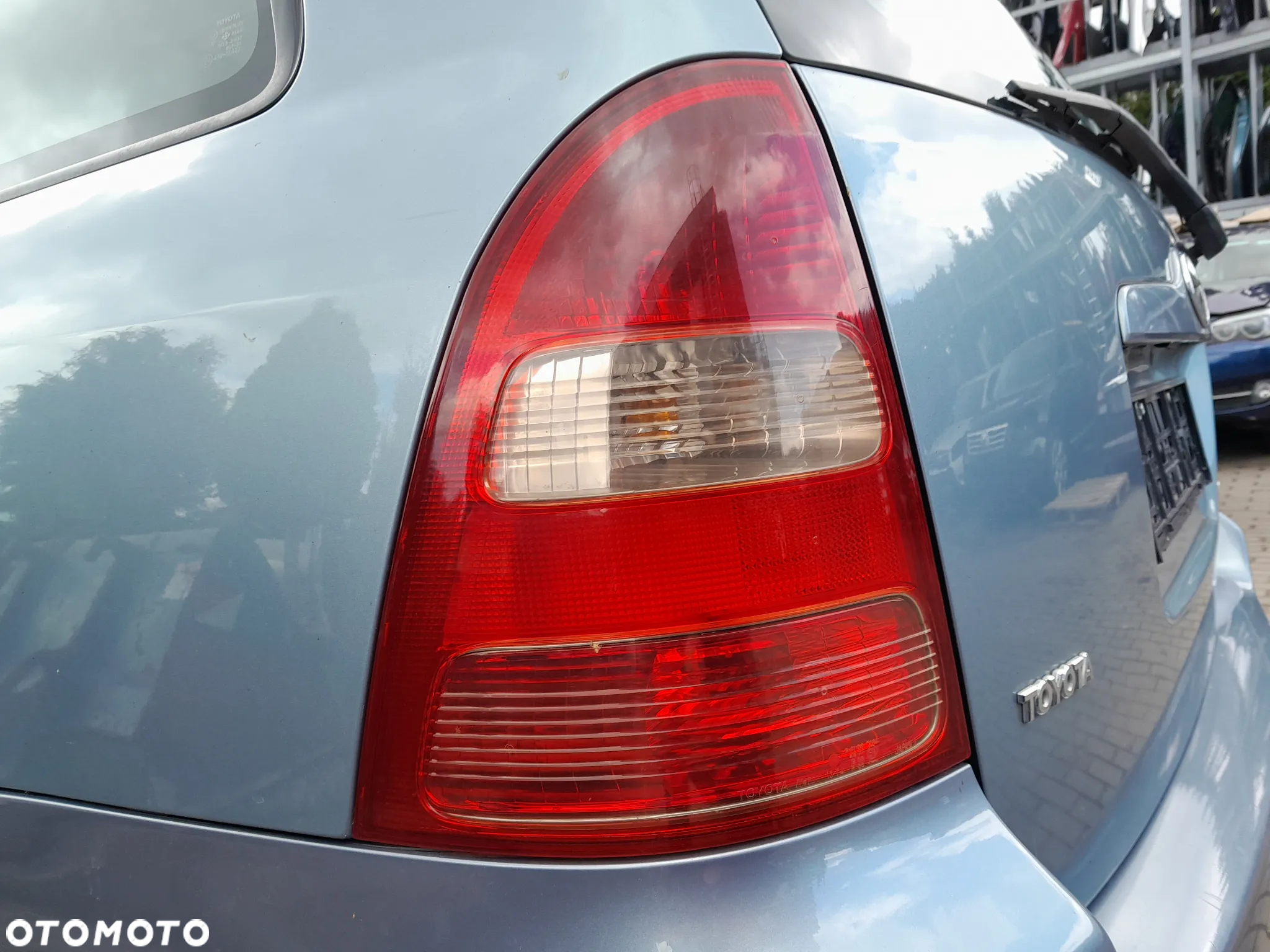 TOYOTA COROLLA E12 KOMBI LAMPA TYLNA LEWA W BŁOTNIK - 2