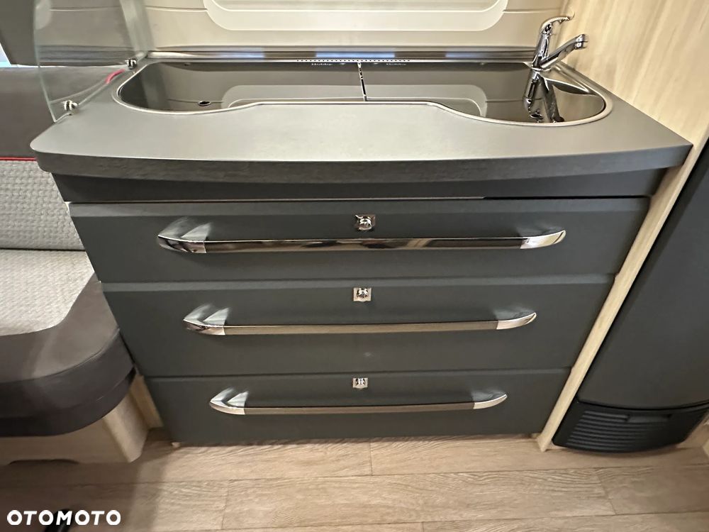 Hobby 460 UFE DE LUX EDITION z napędem i markizą pompowaną. - 24