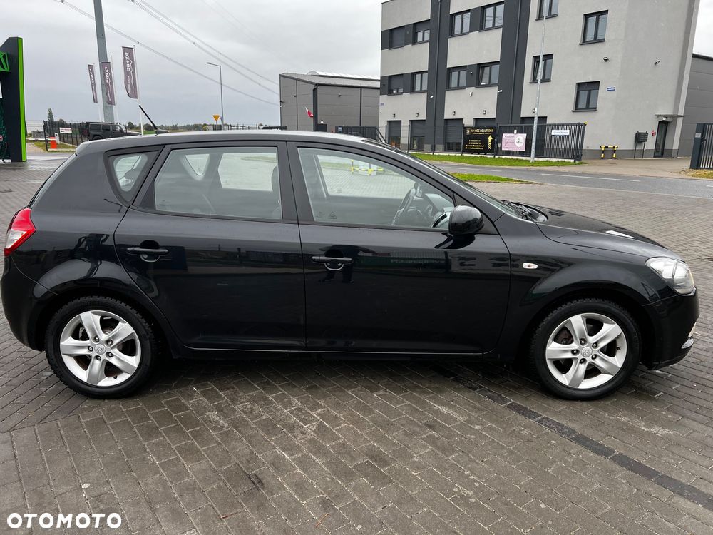 Kia Ceed - 8