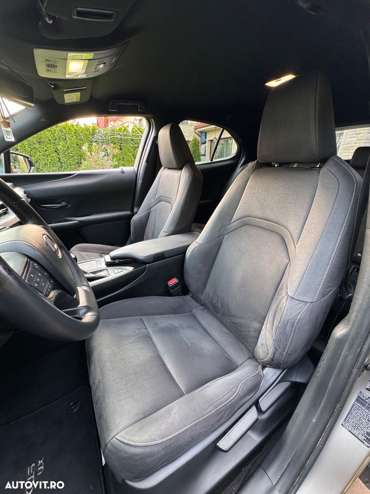 Lexus UX - 30