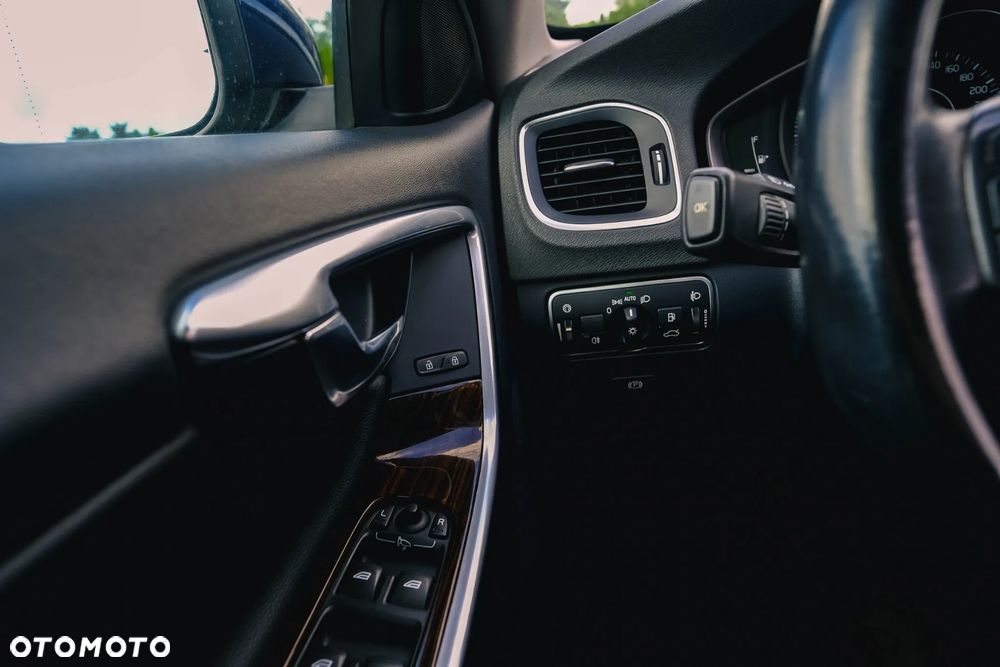 Volvo V60 D4 Drive-E Momentum - 25
