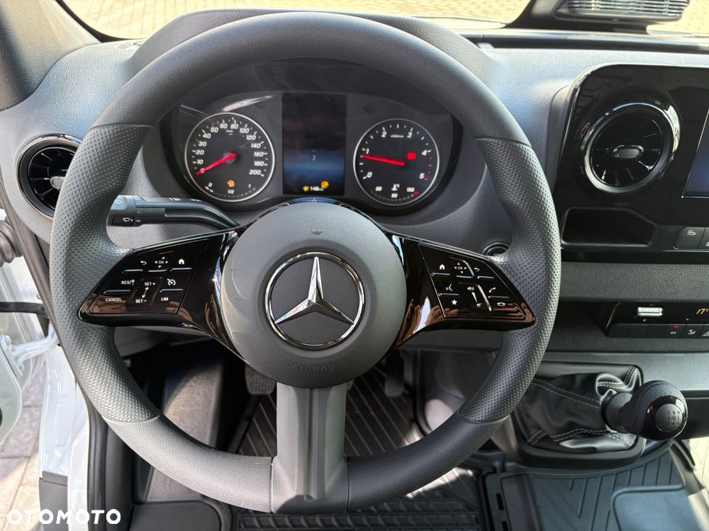 Mercedes-Benz Sprinter - 11