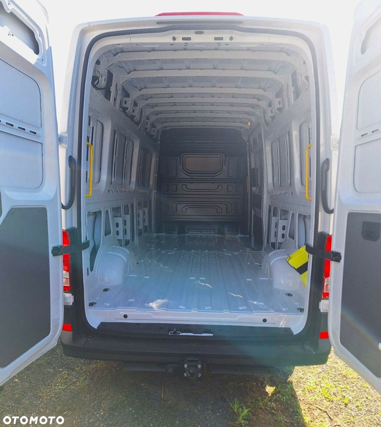 Volkswagen Crafter Crafter 35 Furgon z wysokim dachem silnik: 2,0 l EU6 SCR 177 KM / skrzynia biegów: 4MOTION automatyczna 8-biegowa rozstaw osi: 4490 mm - 5