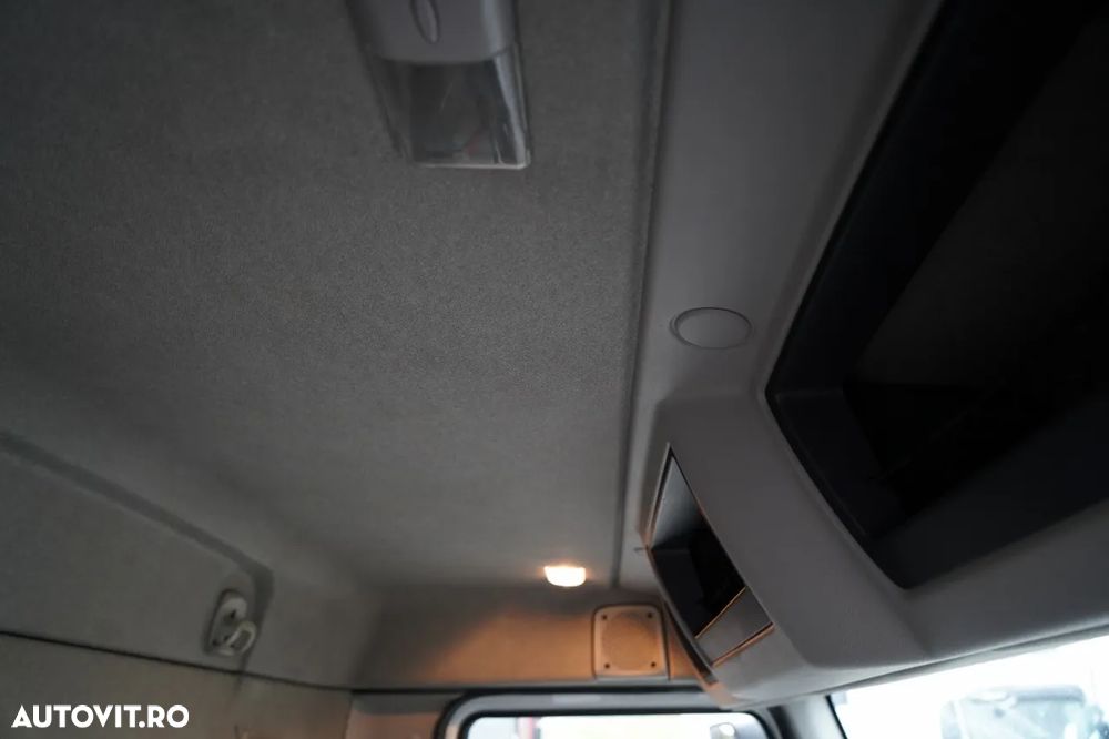 Renault D 210 / 4x2 / CONTAINER / 8,6 M / PODEA RESISTENTĂ / ELEVATOR DHOLLANDIA - 36